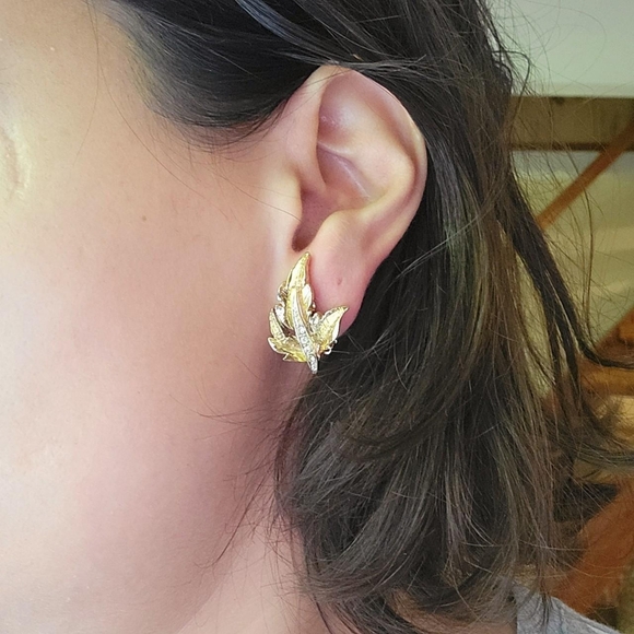 Vintage Gold Rhinestone Leaf Clip-On Earrings - Picture 5 of 8